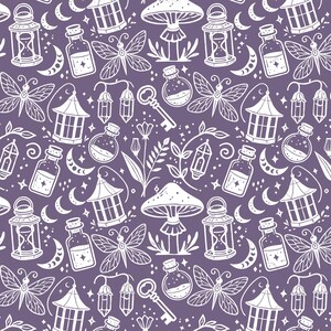K&ouml;nnte beinhalten: Ein nahtloses Muster mit wei&szlig;en Illustrationen verschiedener magischer Objekte auf einem violetten Hintergrund. Das Muster enth&auml;lt Pilze, Schmetterlinge, Laternen, Schl&uuml;ssel, Kristalle und Flaschen.