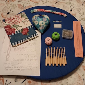 Kit para principiantes de encaje de bolillos con almohada de 20", papeles de introducción, hilo, alfileres divisores y regulares, portabobinas, bobinas, tela de cobertura, alfiletero. 92,50