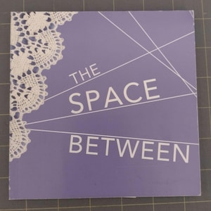 Utställningskatalog Sällsynt föremål. Spetsrullar utställningsalbum, The Space Between. Detaljerade bilder. 14.50