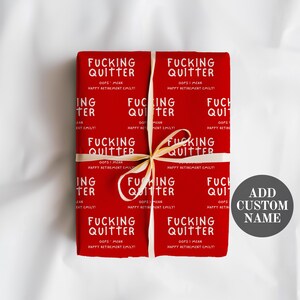 Papel de regalo personalizado para jubilados, con texto en inglés "Joder Quitter", nombre personalizado, feliz jubilación, papel de regalo rojo divertido, humor para adultos, insultos para compañeros de trabajo