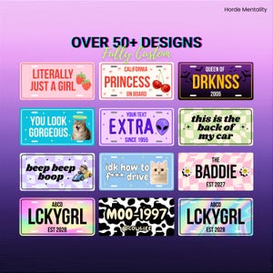 Puede incluir: Colección de placas de matrícula personalizadas con varios diseños y texto. Las placas incluyen frases como "Literally Just a Girl", "Princess" y "Extra". Otras placas presentan gráficos de gatos y extraterrestres.