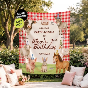 Könnte beinhalten: Ein personalisiertes Geburtstagsbanner mit Hoftieren, die Partyhüte tragen. Auf dem Banner steht "Willkommen Party Animals zu Alex's 2. Geburtstag, Juli 202X". Der Hintergrund ist ein rot-weiß kariertes Muster.