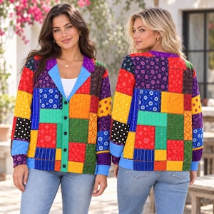 Pode incluir: Um cardigã de manga comprida com botões, apresentando um design de patchwork vibrante com vários quadrados de tecido coloridos em vermelho, azul, amarelo, verde e roxo. A peça inclui uma lapela azul clara, botões pretos e punhos canelados.