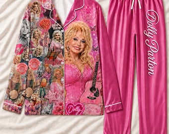 Puede incluir: Un conjunto de pijama rosa brillante que incluye una camisa de manga larga con botones y pantalones a juego. La camisa muestra un collage de imágenes de Dolly Parton, una guitarra y texto que incluye "Be Your Own Kind of Beautiful" y "Dolly". Los pantalones llevan "Dolly Parton" en letra cursiva blanca.
