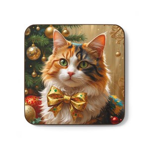Puede incluir: Posavasos cuadrado con una ilustración detallada de un gato calicó esponjoso con ojos verdes, que lleva una pajarita dorada. El fondo incluye un árbol de Navidad con adornos y un fondo dorado.