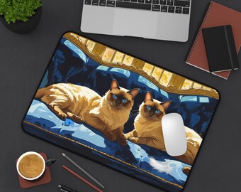 Pareja de gatos siameses en un sofá azul debajo de una ventana Tapete de escritorio, siente la compañía de los gatitos en tu estación de trabajo, oficina en casa, dormitorio