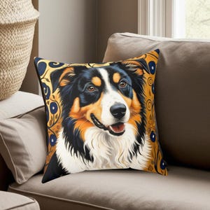 Puede incluir: Un cojín cuadrado decorativo con un retrato de perro. El perro tiene pelaje negro, blanco y naranja, con una expresión amigable. El fondo es dorado con diseños florales azules. El cojín está sobre un sofá de color neutro.