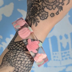 Dicker rosa Harz-Charm-Armreif