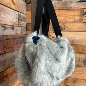 Faux Fur Messenger bag, 3 einzigartige Tragemöglichkeiten, eine von einer Art Reisetasche.