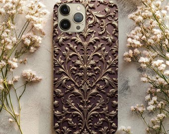Puede incluir: Funda de teléfono con un diseño floral en relieve dorado sobre un fondo burdeos oscuro. La funda tiene un recorte para la lente de la cámara y está enmarcada por delicadas flores blancas, creando una estética elegante.