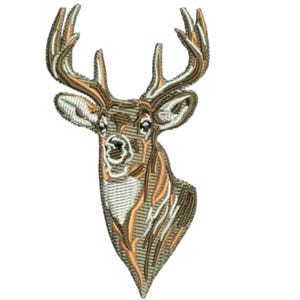 Puede incluir: Parche bordado con la cabeza de un ciervo con grandes astas. El diseño utiliza hilos marrones, beige y blancos para crear una imagen detallada de la cara y las astas del ciervo. El parche está diseñado para ser aplicado a la tela.
