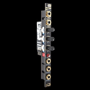 Puede incluir: Un módulo mezclador de sintetizador modular negro con conectores de entrada y salida de borde dorado, tres perillas giratorias negras etiquetadas M1, M2 y M3, un interruptor rojo etiquetado flip 1 y etiquetas de texto blanco SYNERGY mixer.