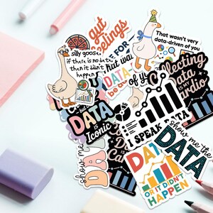 Puede incluir: Una colecci&oacute;n de pegatinas coloridas con temas relacionados con los datos. Las pegatinas presentan frases como "Data is Iconic" y "Show Me the Data", junto con ilustraciones de gr&aacute;ficos y un ganso con un gorro de fiesta. Las pegatinas est&aacute;n sobre una superficie azul claro.