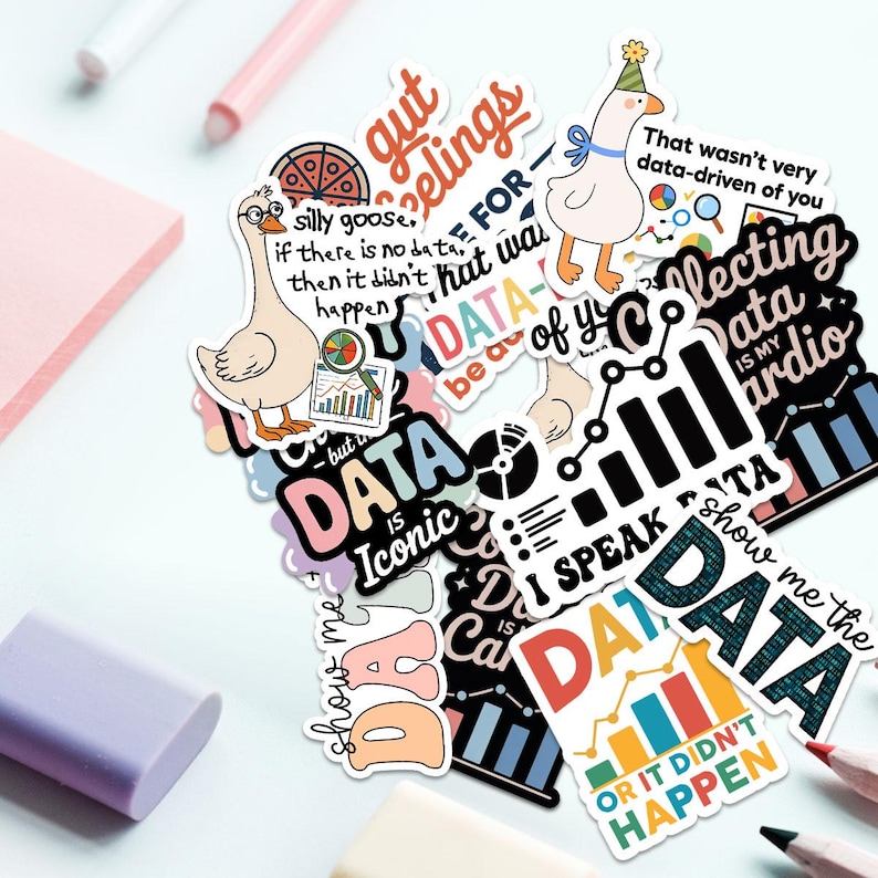 Puede incluir: Una colecci&oacute;n de pegatinas coloridas con temas relacionados con los datos. Las pegatinas presentan frases como "Data is Iconic" y "Show Me the Data", junto con ilustraciones de gr&aacute;ficos y un ganso con un gorro de fiesta. Las pegatinas est&aacute;n sobre una superficie azul claro.