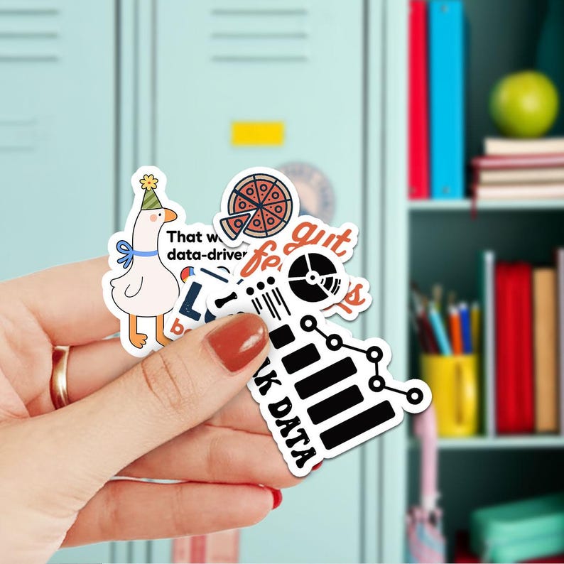 Puede incluir: Una colecci&oacute;n de pegatinas coloridas con un ganso de dibujos animados con un gorro de fiesta, una pizza y gr&aacute;ficos relacionados con datos. Las pegatinas tienen textos como "That was data-driven" y "Think Data".