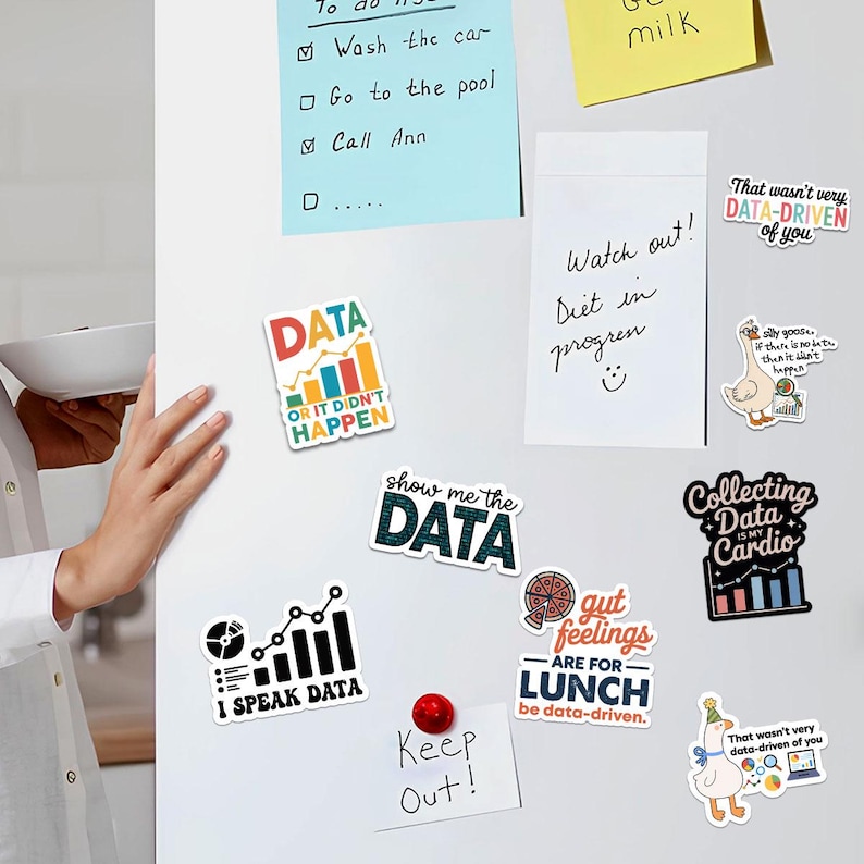 Puede incluir: Una colecci&oacute;n de coloridos imanes para nevera con juegos de palabras y gr&aacute;ficos relacionados con datos. Los imanes incluyen frases como &laquo;Mu&eacute;strame los datos&raquo; y &laquo;Datos o no sucedi&oacute;&raquo;. Un im&aacute;n rojo dice &laquo;Keep Out!&raquo;