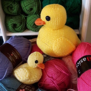 Rubber Ducks knitting pattern - PDF - cute rubber duckies! Easy beginners pattern, cuddly toys. Knitted bathroom decor.