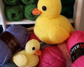 Rubber Ducks knitting pattern - PDF - cute rubber duckies! Easy beginners pattern, cuddly toys. Knitted bathroom decor.