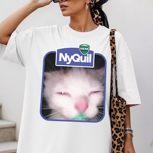 NyQuil Cat Meme Shirt, Funny Cat Meme Shirt, Vintage Losgeslagen Cat Tee, Silly Cat Grafisch Shirt, Weird Humor Shirt, Cadeau voor Kat Moeder Kat Papa