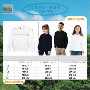 Pode incluir: Uma tabela de tamanhos para moletons juvenis Gildan 18000, apresentando um diagrama de um moletom branco com dimens&otilde;es rotuladas, tr&ecirc;s crian&ccedil;as vestindo moletons azul-marinho, pretos e brancos, e uma tabela com medidas em polegadas.
