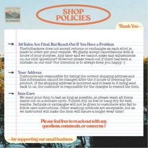 Pode incluir: Um documento de pol&iacute;tica de loja com um log&oacute;tipo de montanha e o texto The Outbackers. A p&aacute;gina apresenta sec&ccedil;&otilde;es intituladas All Sales Are Final, Your Address e Item Care, impressas em azul em papel pautado branco com detalhes em laranja.
