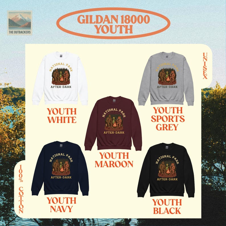 Pode incluir: Cinco camisolas de gola redonda para jovens Gildan 18000 em branco, cinzento desportivo, bordeaux, azul marinho e preto. Cada uma apresenta um gr&aacute;fico de uma fogueira com um urso, um alien&iacute;gena e um sasquatch, com o texto National Park After Dark.