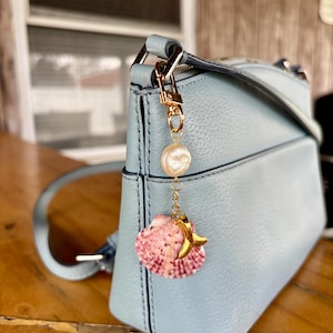 Beach Bag Charm – Gold Seashell, Mermaid & Pearl Purse Accessory – Coastal Keychain, Summer Gift for Her