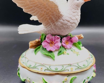 Vintage Heritage House White Dove Music Box, plays “The Way We Were,” 1978