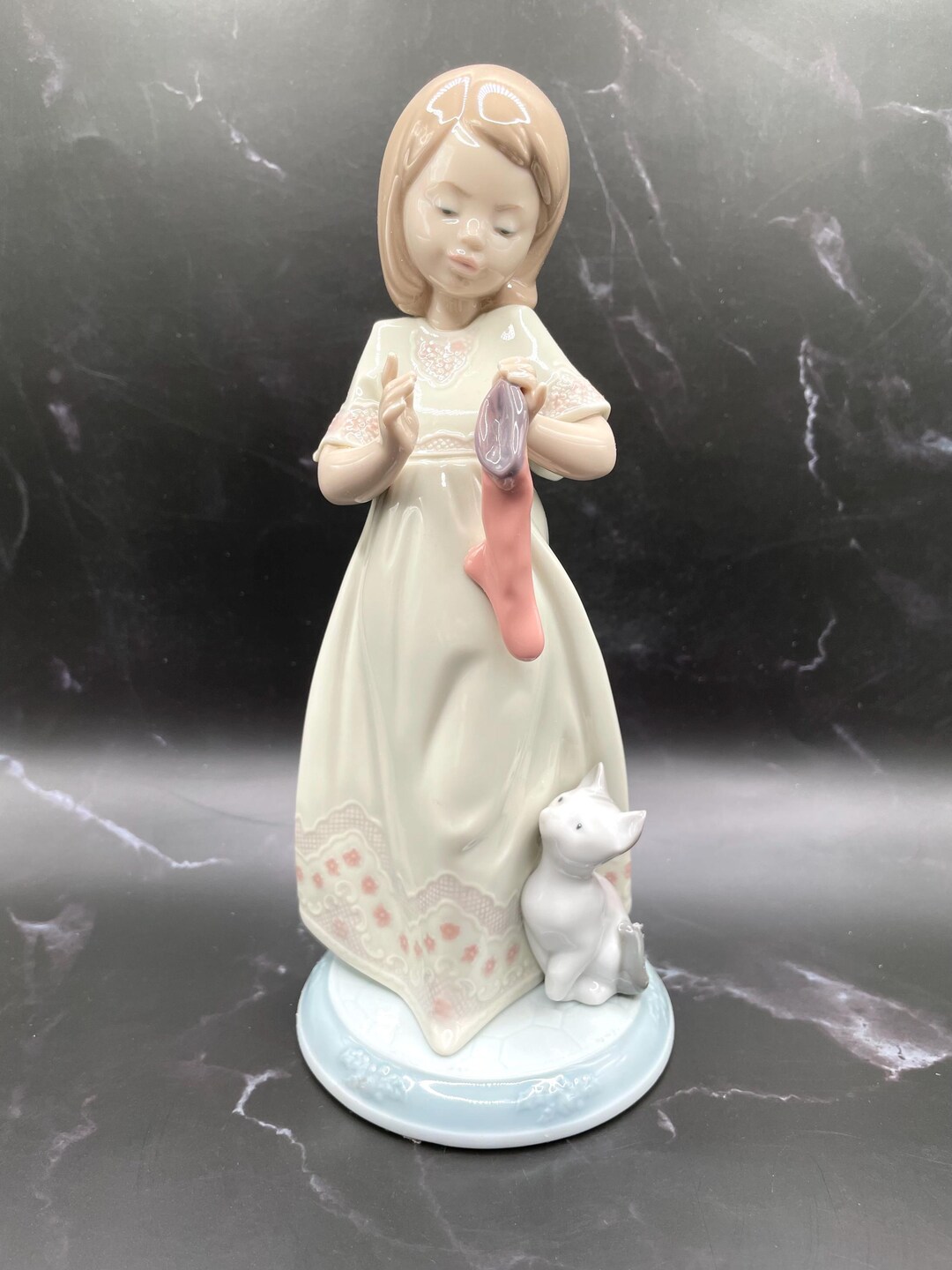 リヤドロ LLADRO 少女の人形　A Stocking for Kitty Lladro Figurine, 