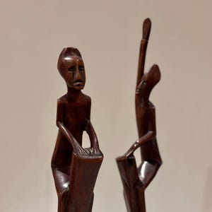 vintage Paire de sculptures d&#39;art populaire africain en bois fabriquées à la main, statues tribales sculptées à la main