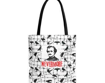 Może przedstawiać: Biała torba typu tote z czarnymi uchwytami. Projekt przedstawia czarne kruki, drut kolczasty i portret Edgara Allana Poe. Słowo "NEVERMORE" jest wydrukowane na czerwono.