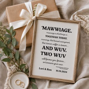 Puede incluir: Una impresión enmarcada con el texto 'MAWWIAGE. mawwiage is what brings us TOGEWAH TODAY. mawwiage, that bwessed awangement, that dweam wiffin a dweam... AND WUV. TWO WUV will fowow you foveva... so tweasure your wuv.' con los nombres Lori & Ron y 19.10.2024.