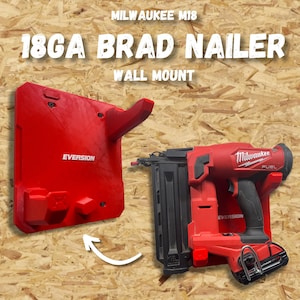 Puede incluir: Un soporte de pared de pl&aacute;stico rojo para una clavadora de acabado Milwaukee M18 18GA. El soporte incluye el texto 'EVERSION' y un gancho. Una segunda imagen muestra la clavadora roja y negra de Milwaukee montada en el soporte.
