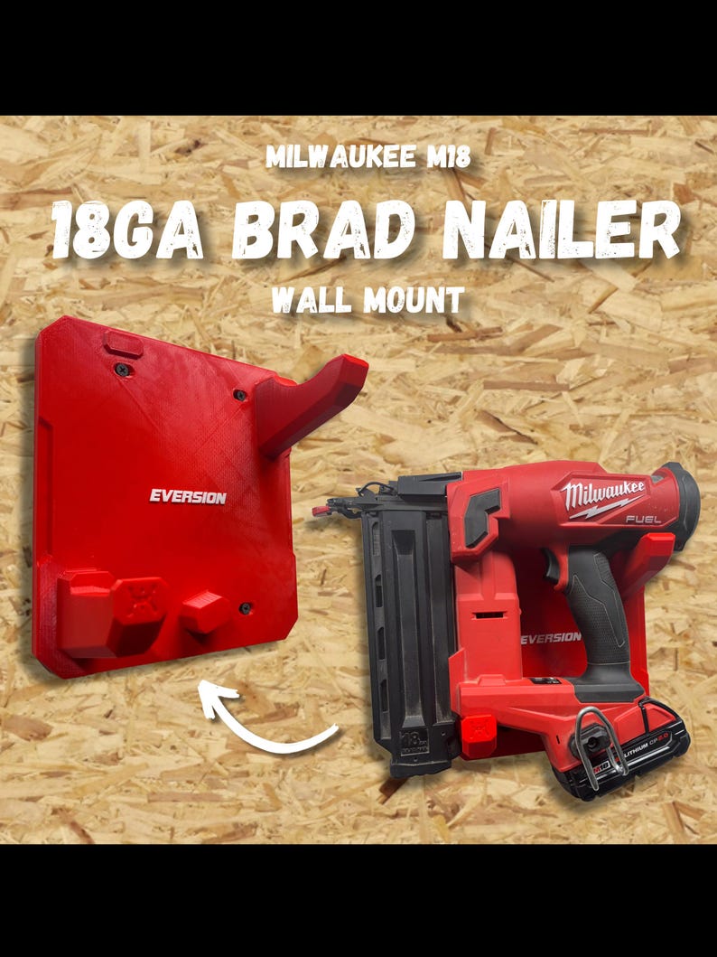 Puede incluir: Un soporte de pared de pl&aacute;stico rojo para una clavadora de acabado Milwaukee M18 18GA. El soporte incluye el texto 'EVERSION' y un gancho. Una segunda imagen muestra la clavadora roja y negra de Milwaukee montada en el soporte.