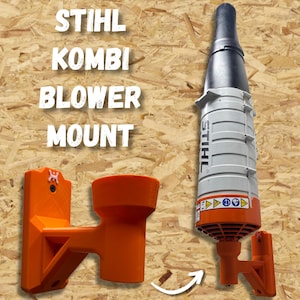 Może przedstawiać: Pomarańczowo-czarny uchwyt do dmuchawy Stihl Kombi. Uchwyt jest przeznaczony do mocowania dmuchawy Stihl Kombi. Obrazek przedstawia uchwyt i dmuchawę przymocowaną do uchwytu. Wyświetlany jest tekst "Stihl Kombi Blower Mount".