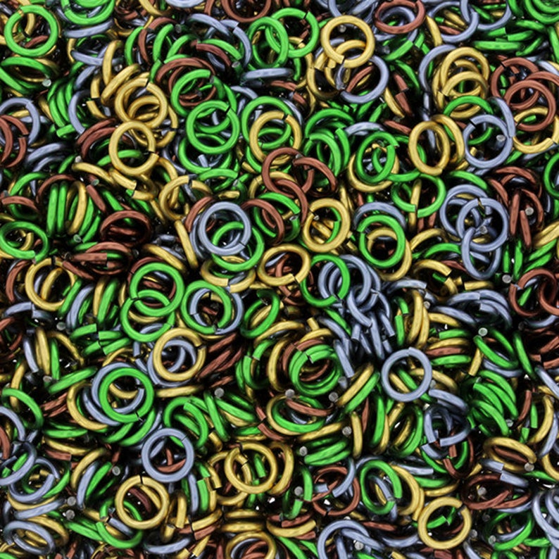Puede incluir: Primer plano de un mont&oacute;n grande de anillos de salto de metal de colores. Los anillos son en tonos de verde, oro y plata.