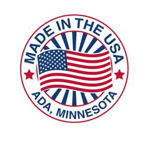 Puede incluir: Un emblema circular con una bandera estadounidense ondeando en el centro. El texto MADE IN THE USA est&aacute; arqueado en la parte superior y ADA, MINNESOTA en la parte inferior en letras may&uacute;sculas azules. Dos estrellas rojas separan el texto.