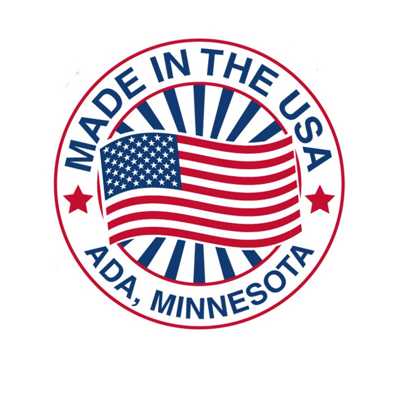 Puede incluir: Un emblema circular con una bandera estadounidense ondeando en el centro. El texto MADE IN THE USA est&aacute; arqueado en la parte superior y ADA, MINNESOTA en la parte inferior en letras may&uacute;sculas azules. Dos estrellas rojas separan el texto.