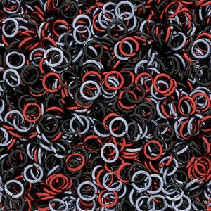 Puede incluir: Primer plano de un mont&oacute;n grande de anillos de salto en negro, rojo y plateado. Los anillos son todos del mismo tama&ntilde;o y est&aacute;n dispuestos en un patr&oacute;n aleatorio.