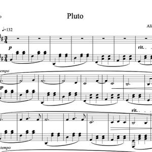 Könnte beinhalten: Eine Notenpartitur für Klaviersolo mit dem Titel "Pluto" von Alina Simpson. Die Musik ist in Standardnotation mit einer Taktart von 4/4 und einem Tempo-Hinweis von =132 geschrieben. Das Stück enthält einen Tempo-Hinweis von "a tempo" und eine dynamische Kennzeichnung von "p" (piano).