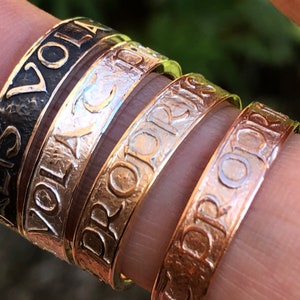 Anel de ouro maciço 'Ela voa com suas próprias asas' - Latim 'Alis Volat Propriis' Anel de mensagem 14c / 18c 14kt / 18kt Divorce Empowering Feminist