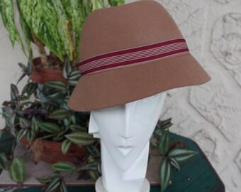 Vintage Cloche with Removable Red Ribbon Band. Winter Tan Cloche. Perfect Winter Hat  Size Small Medium  Felt Cloche Camel Cloche Camel Felt