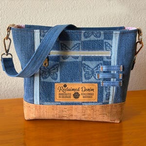 Bolso bandolera de mezclilla reciclada / Bolso de mezclilla con diseño de mariposas / Bolso de mano de mezclilla reciclada con base de corcho