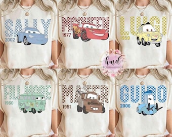 Kundenspezifisches Disney Cars Charaktere Gruppe Schachbrett Retro Shirt, Disneyland Familien Reise 2025 Geschenk, Lightning McQueen und Tow Mater Passendes T-Shirt