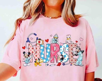 Maglietta con personaggi Disney Nurse, maglietta con Topolino, Minnie, Stitch e il cane Baymax per l'infermiera, felice giornata dell'infermiera 2026, regali per studenti di infermieristica, vita da infermiera