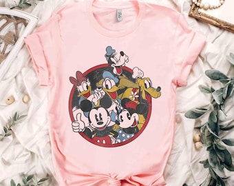 Maglietta retrò classica Disney Mickey And Friends Group Shot, maglietta unisex per le vacanze nel Regno Magico, regalo di compleanno per la famiglia, per adulti, bambini e neonati