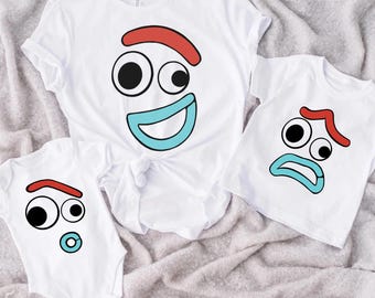 Bonita camiseta unisex de Disney Pixar Toy Story 4 con cara de Forky, feliz, sorprendida y molesta, ideal como regalo de cumpleaños familiar para adultos y niños pequeños.