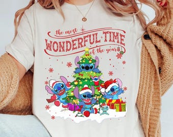 Es ist die wunderbarste Zeit des Jahres Santa Stitch Weihnachts-T-Shirt, Disney Disneyland-Urlaubsgeschenk, Lilo & Stitch-Weihnachts-T-Shirt
