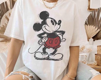 Graziosa maglietta classica con schizzo di Topolino Disney in posa, maglietta unisex per le vacanze nel Regno Magico, regalo di compleanno per la famiglia, per adulti e bambini.