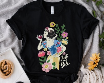Koszulka w kwiaty z motywem Królewny Śnieżki i Siedmiu Krasnoludków w stylu retro Disney, koszulka unisex z motywem wycieczki do WDW w Magic Kingdom, prezent urodzinowy dla rodziny, dla dorosłych i małych dzieci